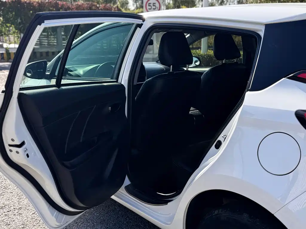 Toyota Yaris L — фото 14