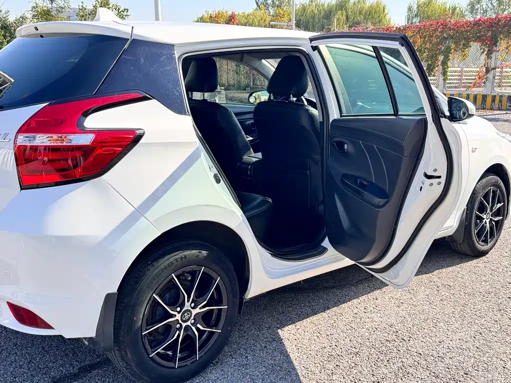 Toyota Yaris L — фото 17