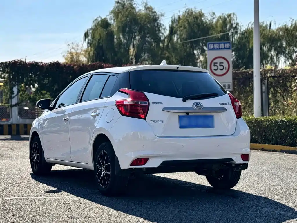 Toyota Yaris L — фото 18