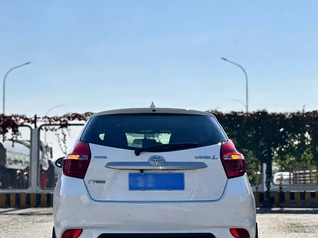 Toyota Yaris L — фото 19