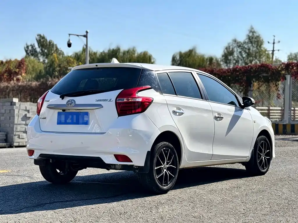 Toyota Yaris L — фото 20