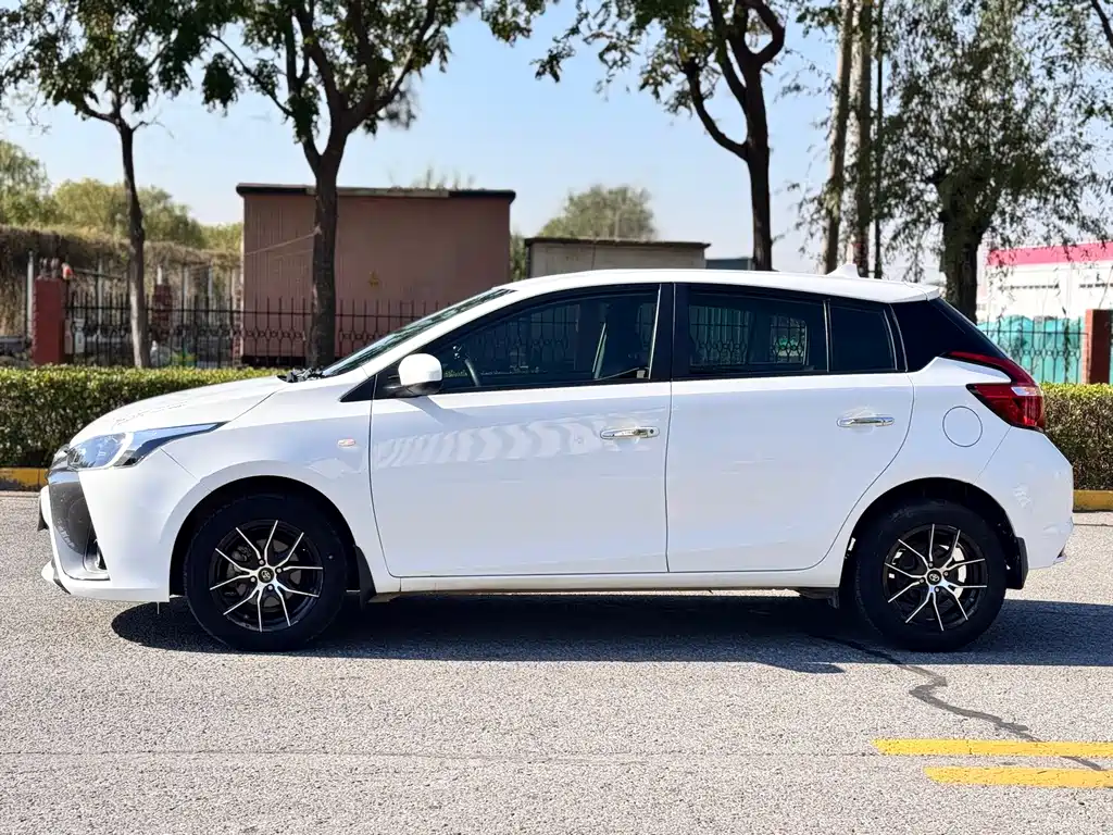 Toyota Yaris L — фото 4