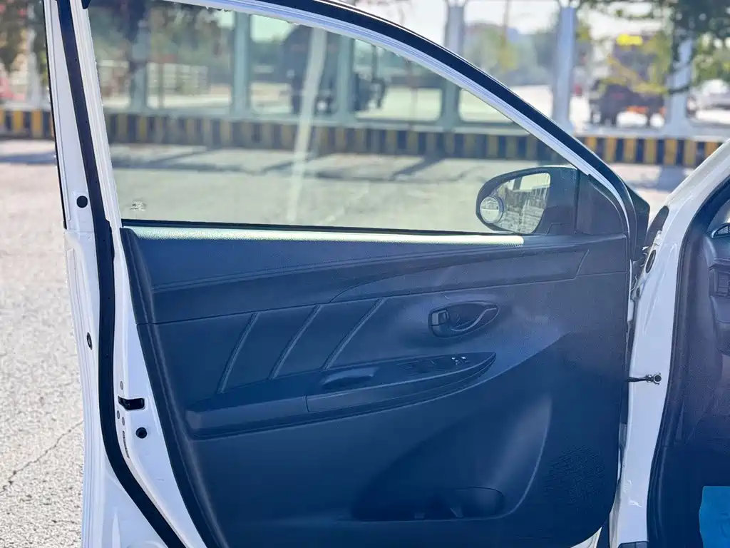 Toyota Yaris L — фото 5