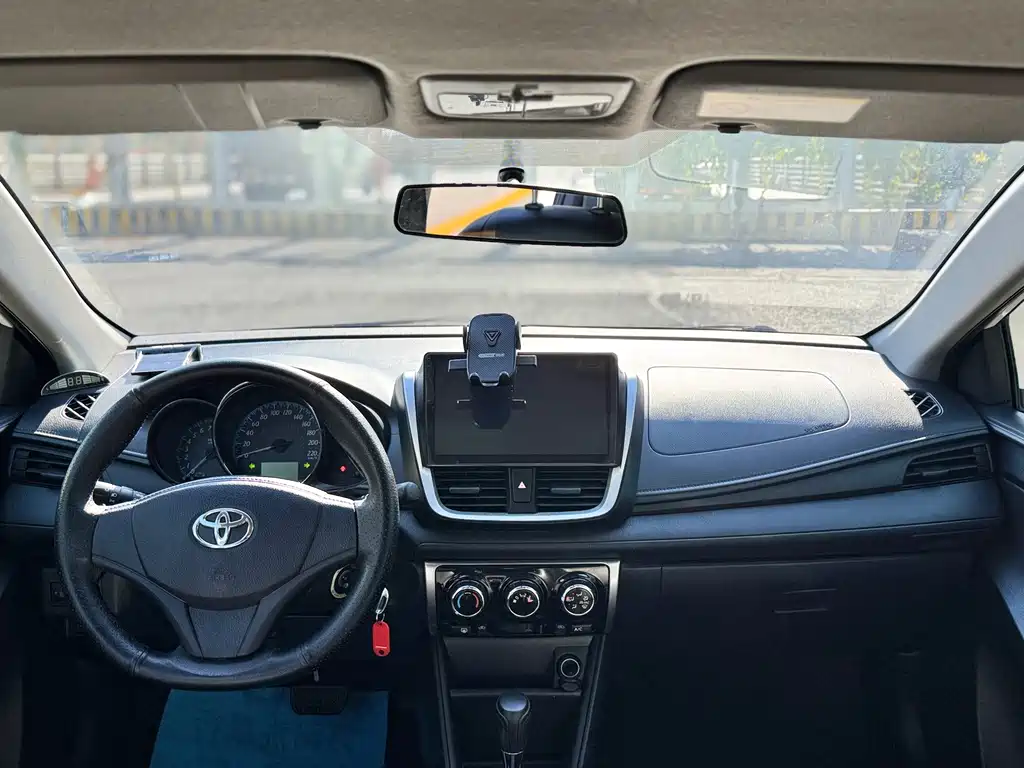 Toyota Yaris L — фото 8