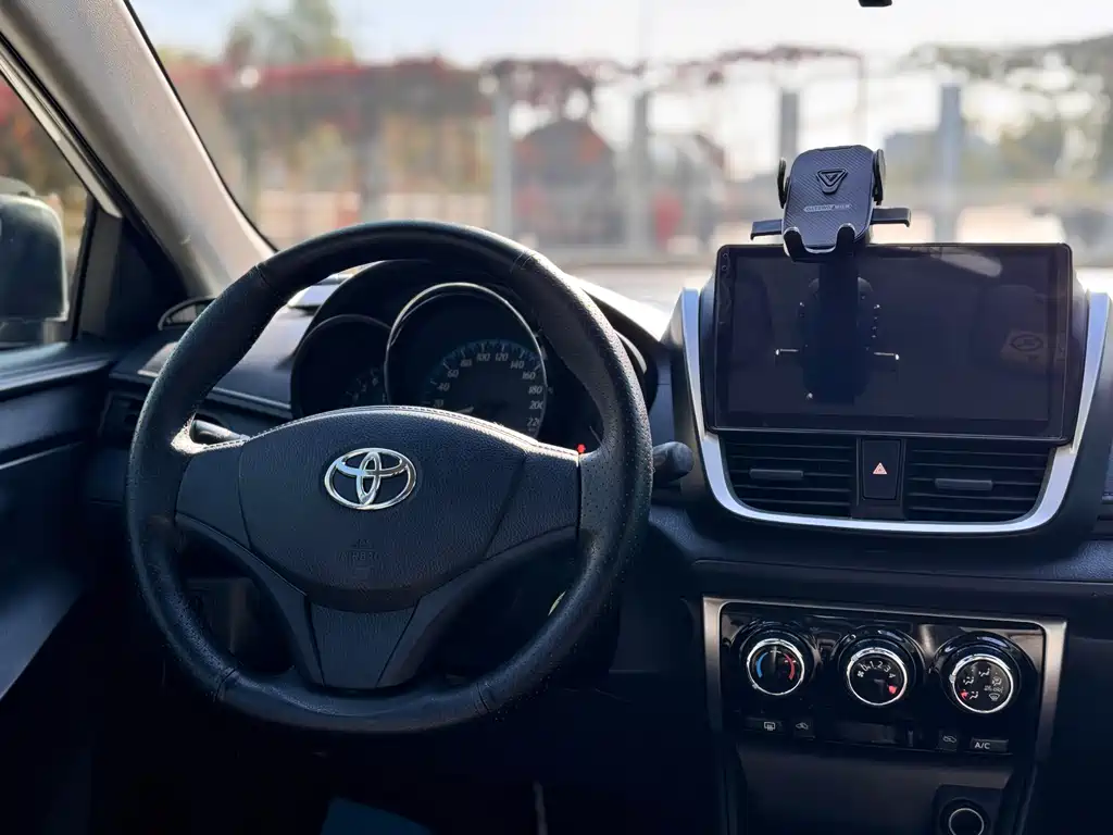 Toyota Yaris L — фото 9