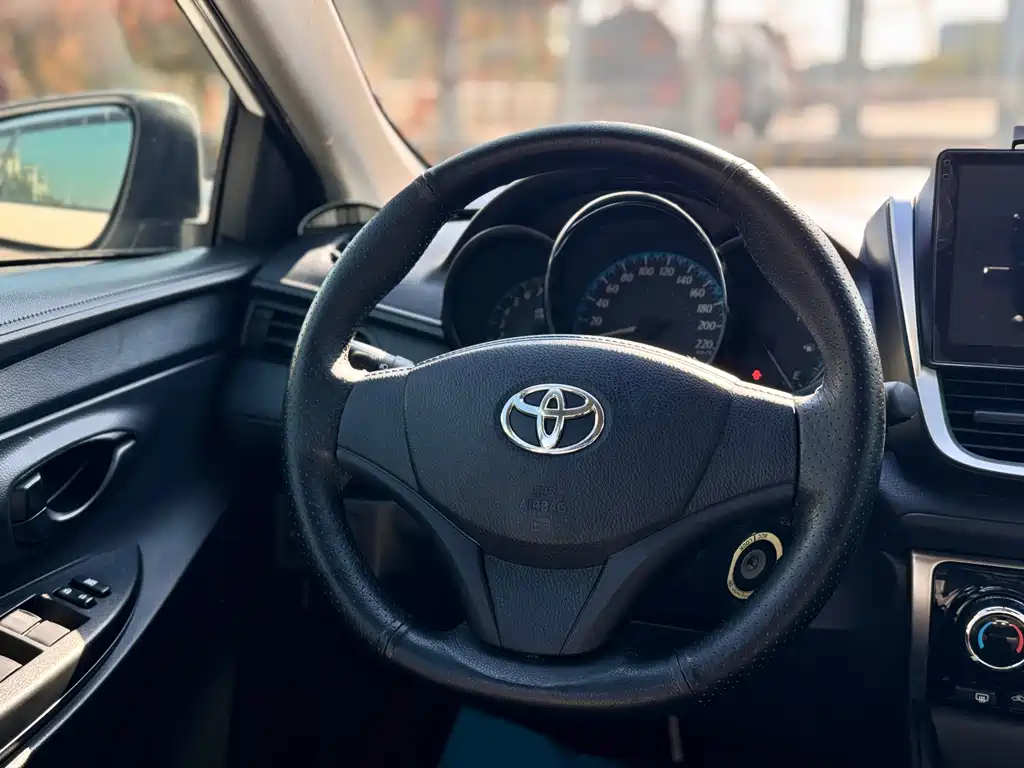 Toyota Yaris L — фото 10