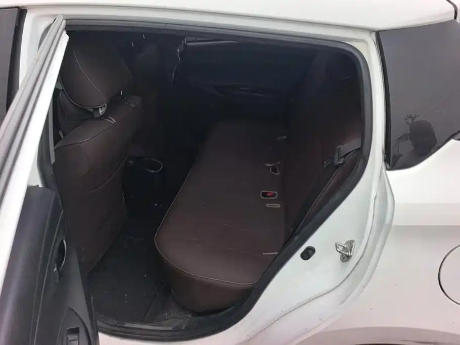 Toyota Yaris L — фото 11