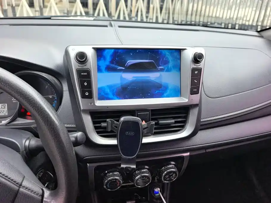 Toyota Yaris L — фото 13