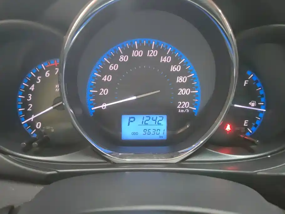 Toyota Yaris L — фото 14