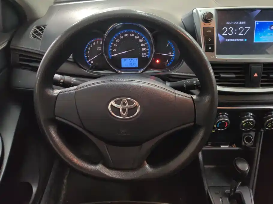 Toyota Yaris L — фото 15