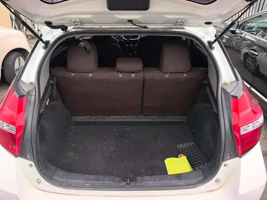 Toyota Yaris L — фото 4