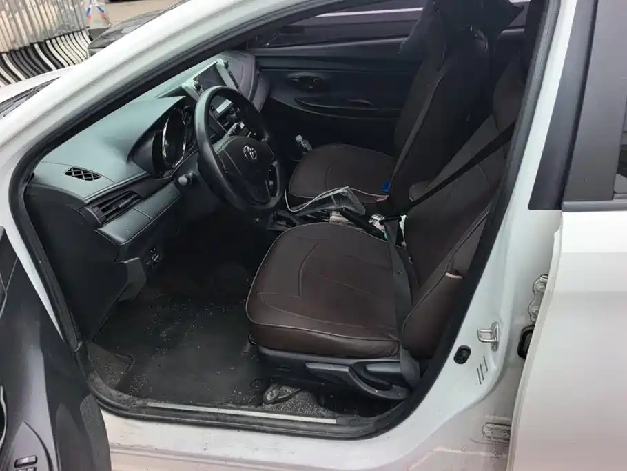 Toyota Yaris L — фото 9