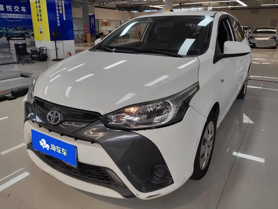 Toyota Yaris L — фото 1