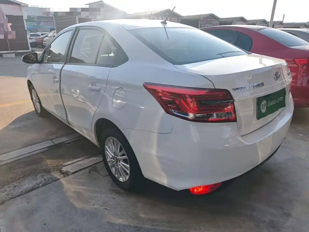 Toyota Yaris L — фото 4