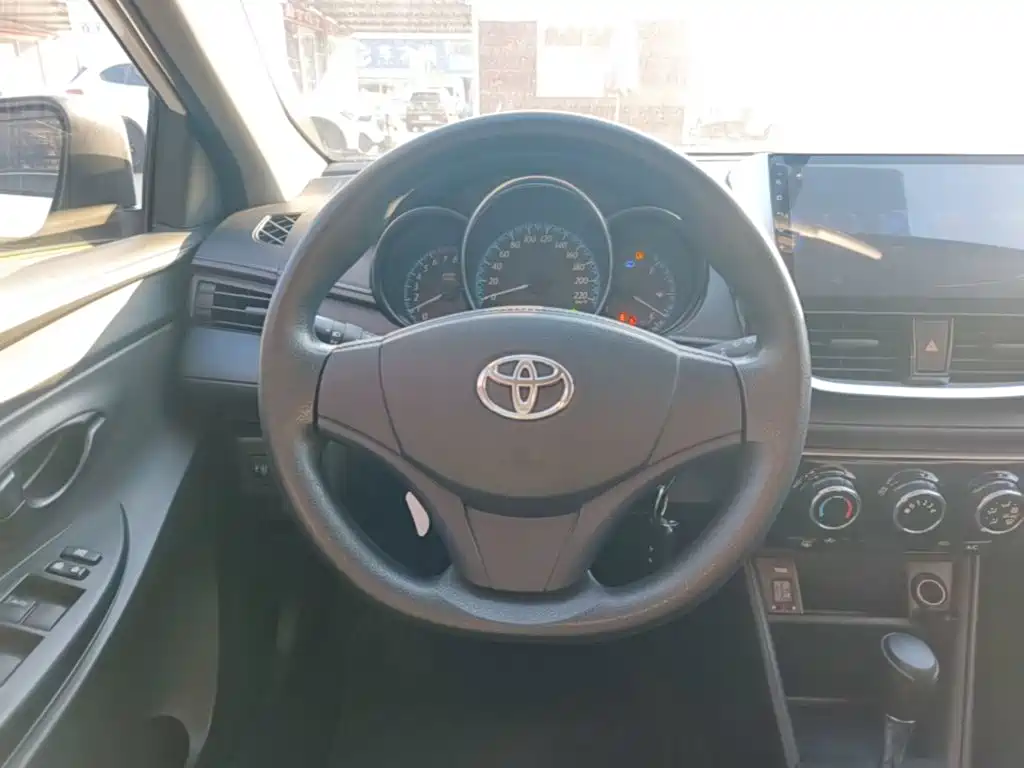 Toyota Yaris L — фото 10
