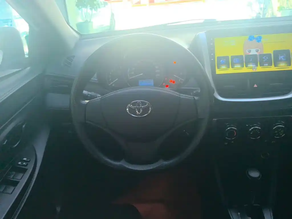 Toyota Yaris L — фото 10