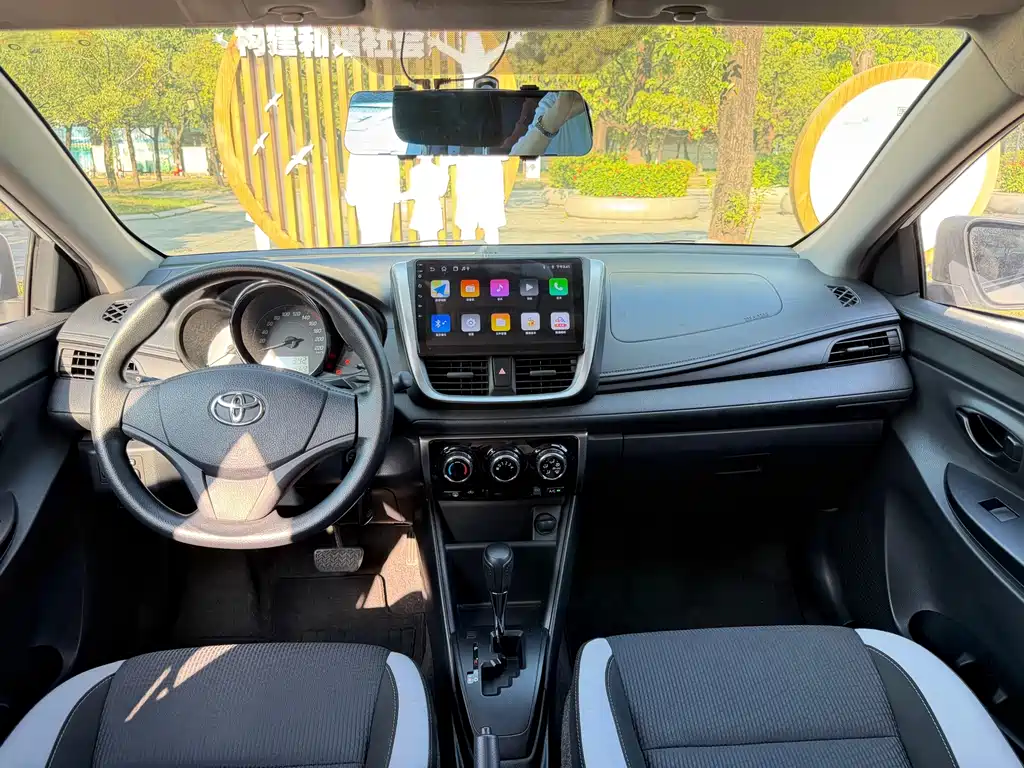 Toyota Yaris L — фото 4