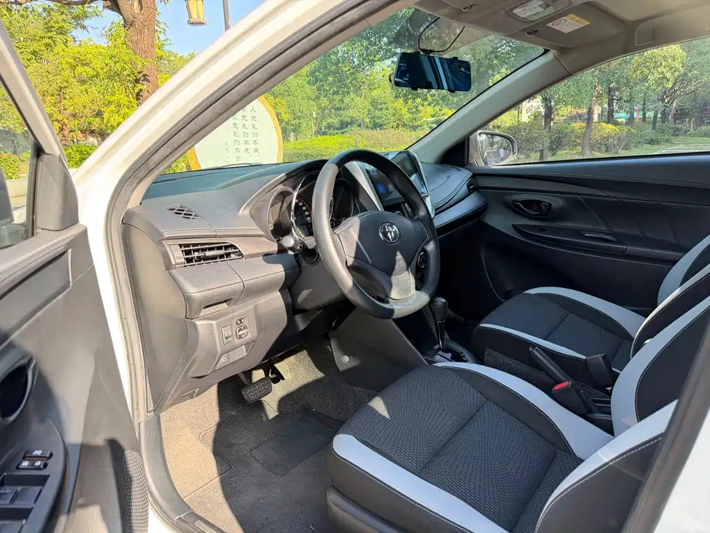 Toyota Yaris L — фото 5