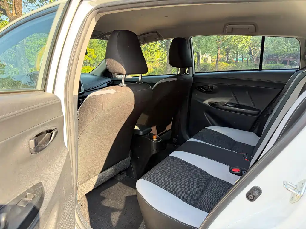 Toyota Yaris L — фото 6