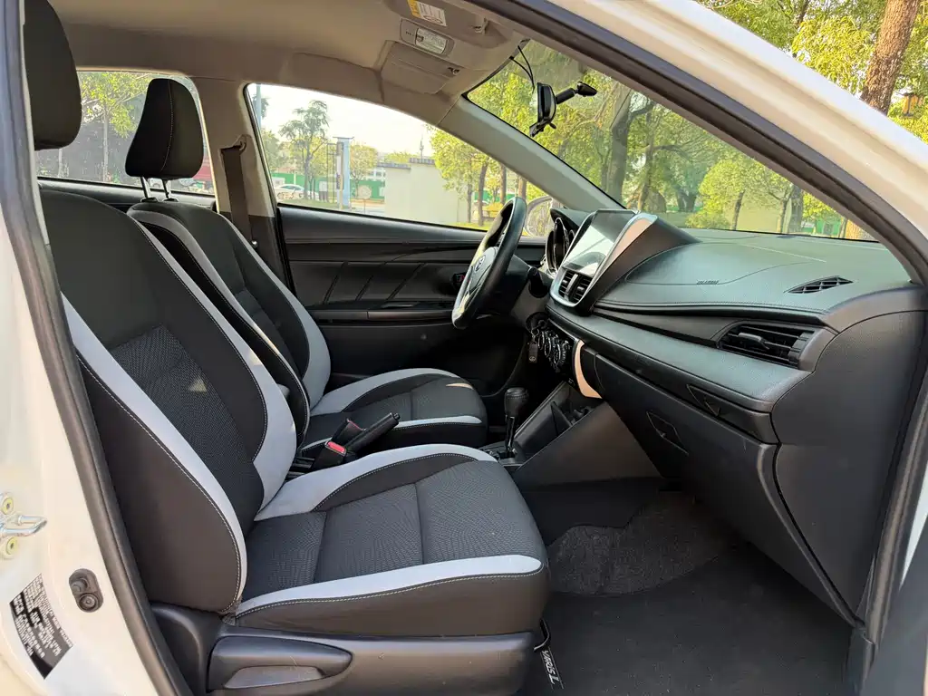 Toyota Yaris L — фото 10