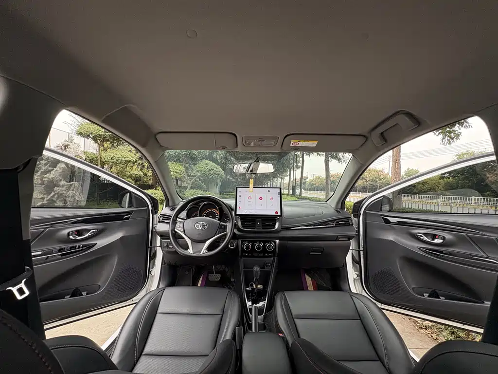 Toyota Yaris L — фото 11