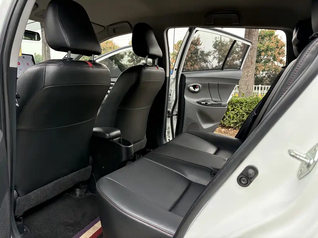 Toyota Yaris L — фото 13
