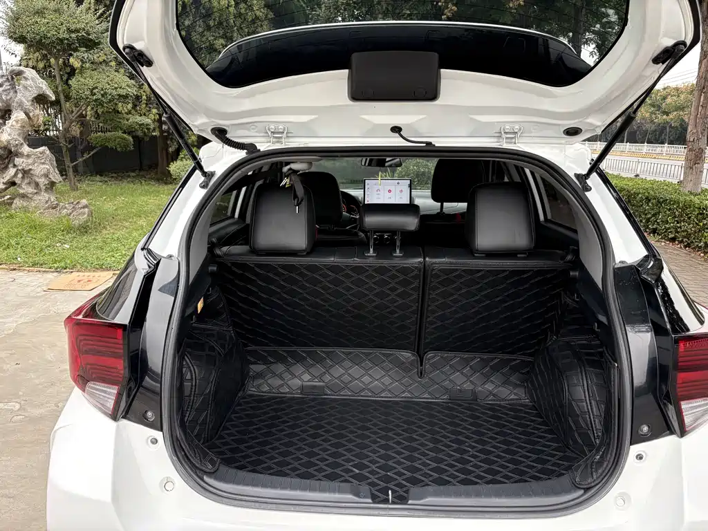 Toyota Yaris L — фото 14