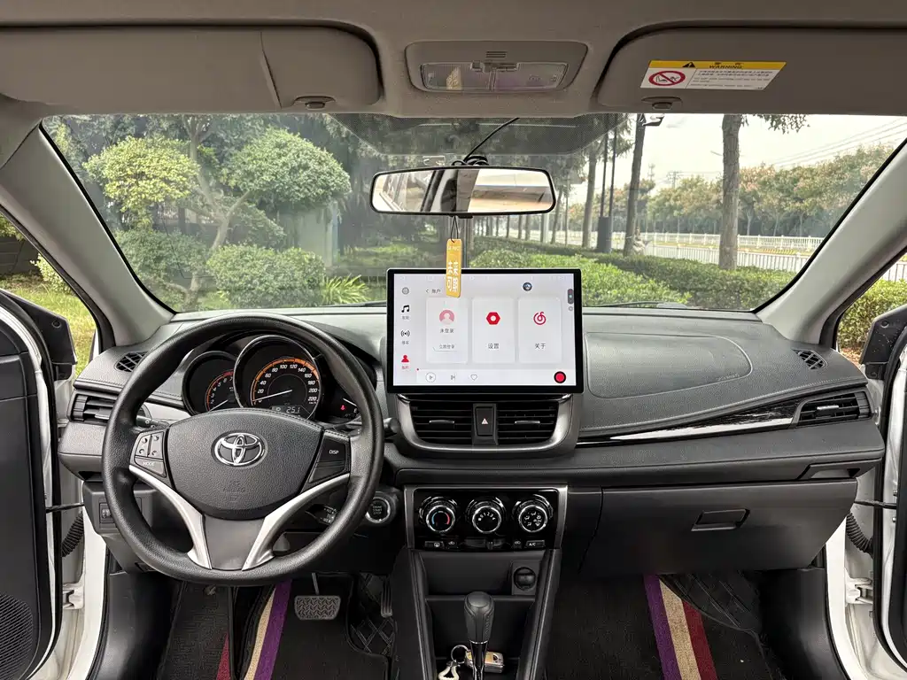 Toyota Yaris L — фото 10