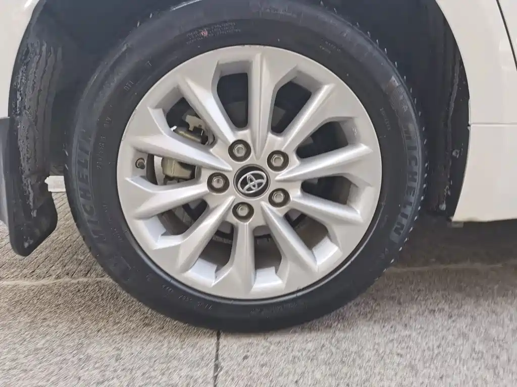 Toyota Corolla — фото 9