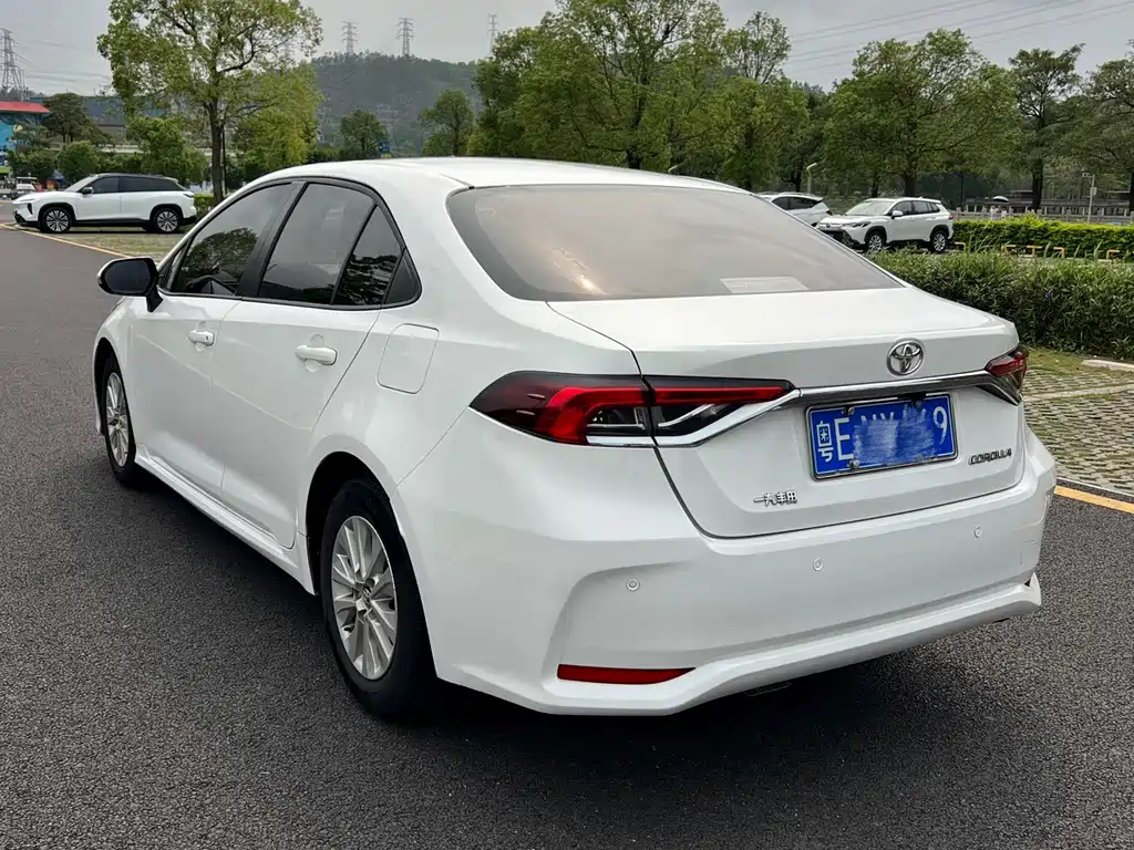 Toyota Corolla — фото 4