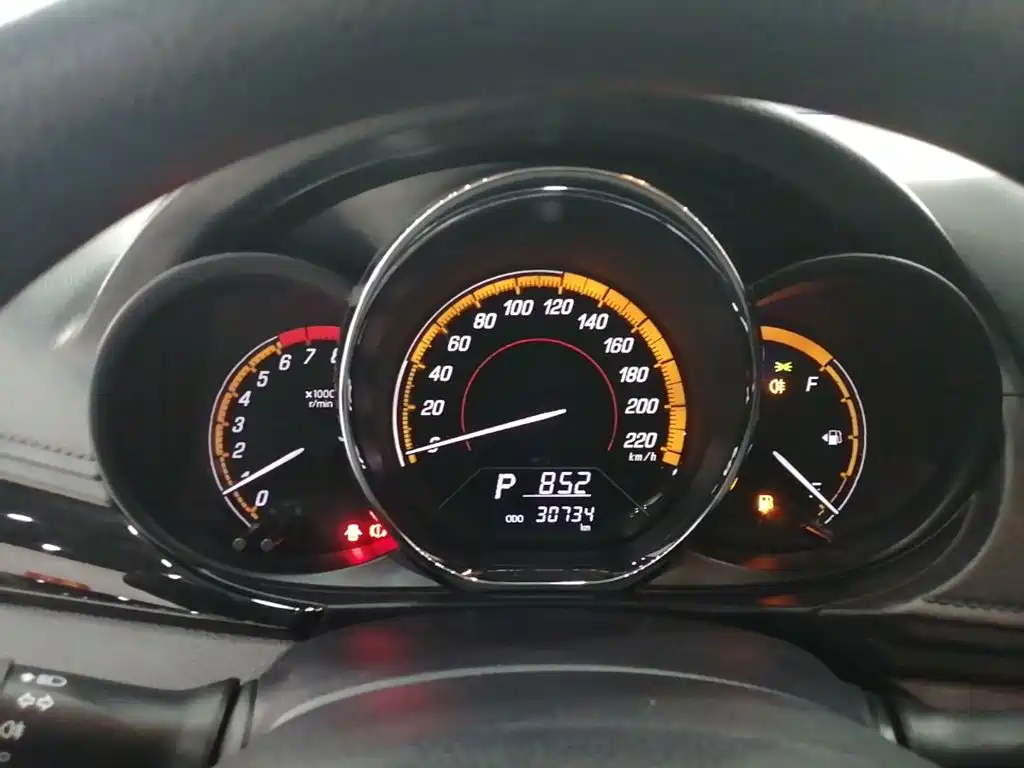 Toyota Yaris L — фото 11