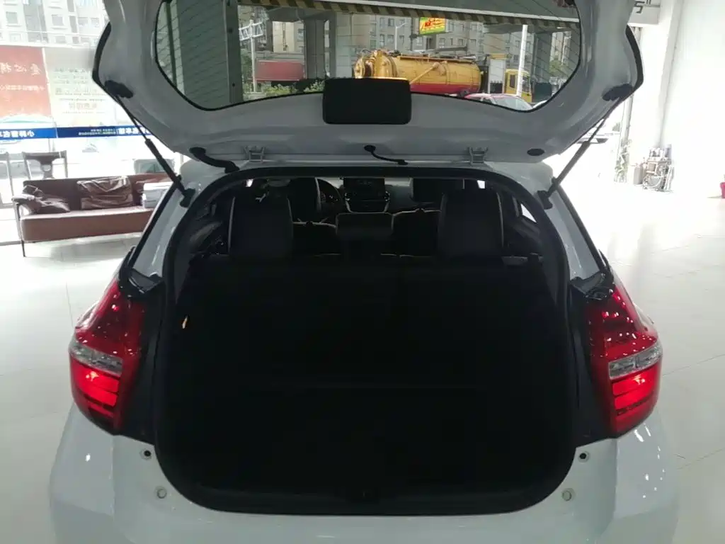Toyota Yaris L — фото 18