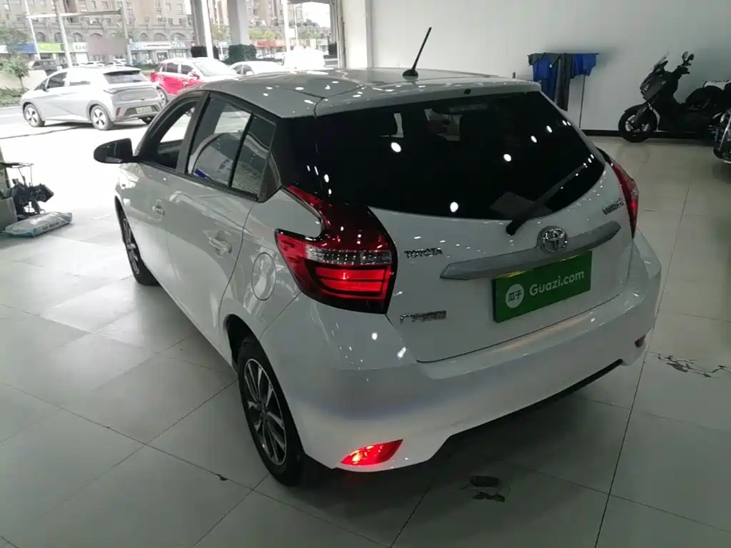 Toyota Yaris L — фото 4