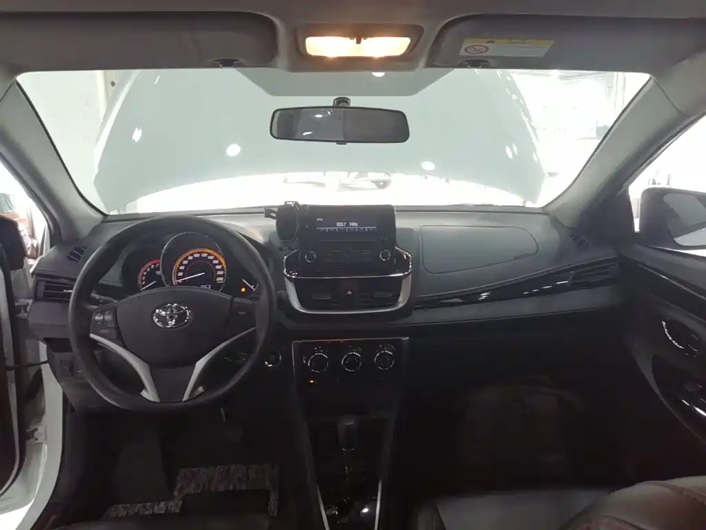 Toyota Yaris L — фото 9