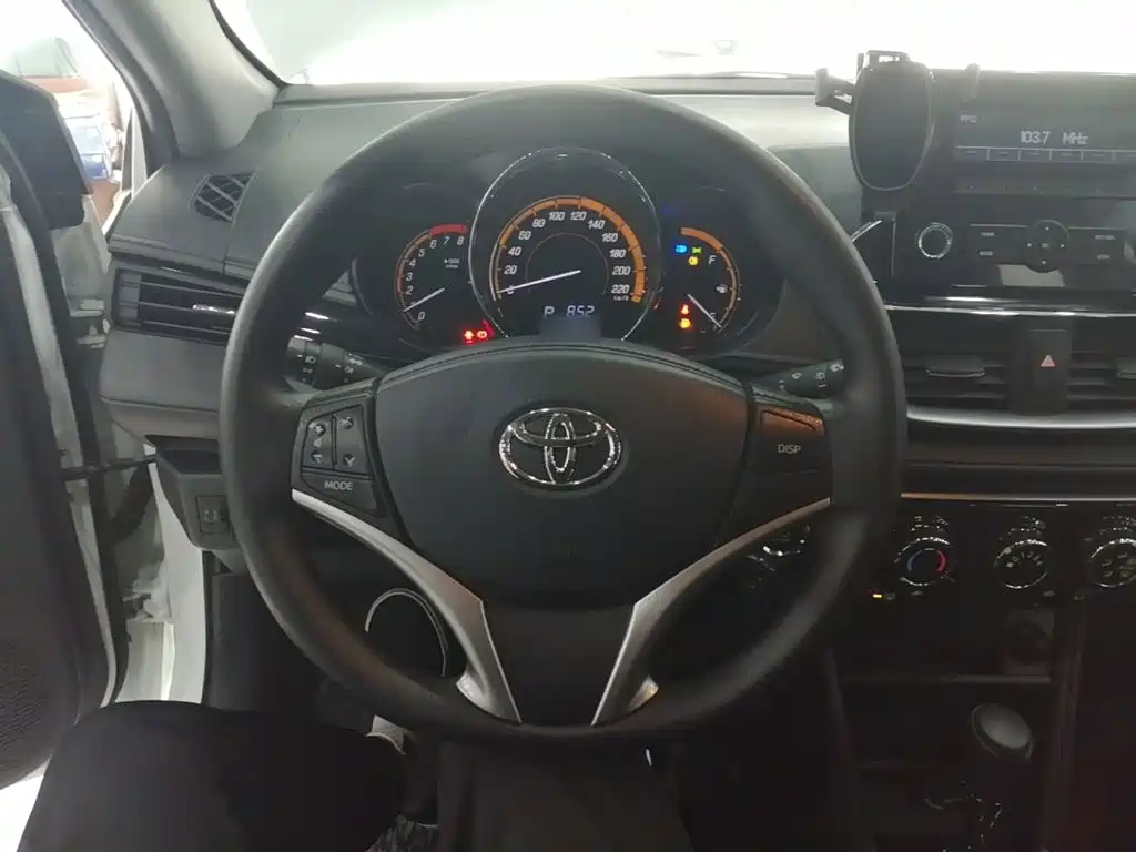 Toyota Yaris L — фото 10