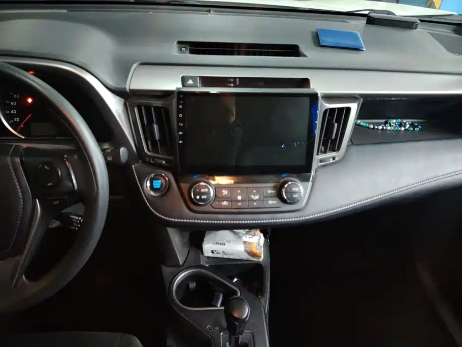 Toyota RAV4 — фото 13