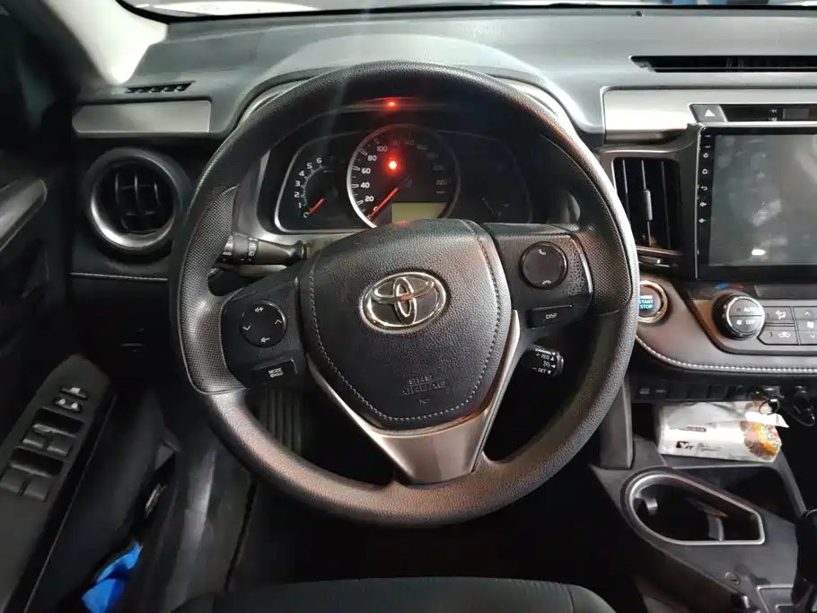 Toyota RAV4 — фото 15