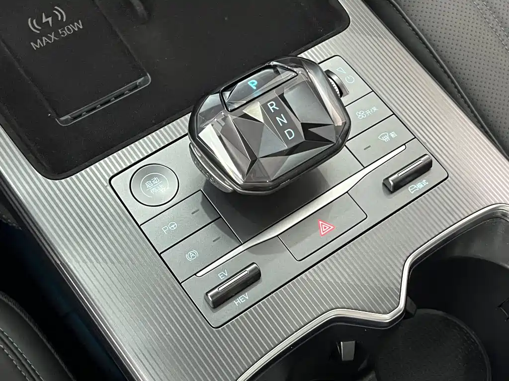 BYD L DM-i — фото 20
