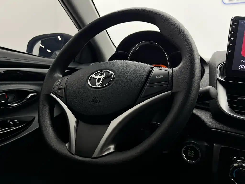 Toyota Yaris L — фото 11