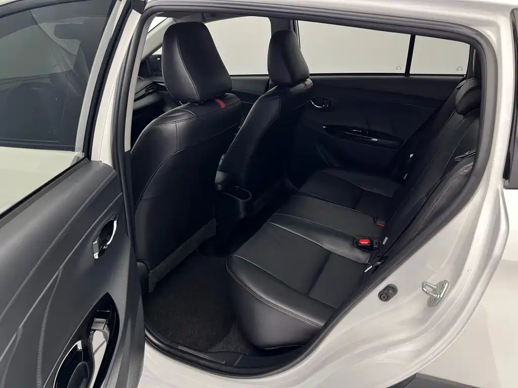 Toyota Yaris L — фото 14