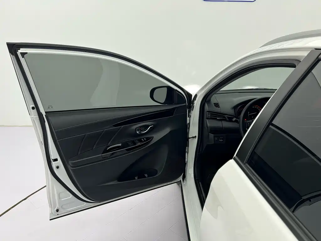 Toyota Yaris L — фото 15
