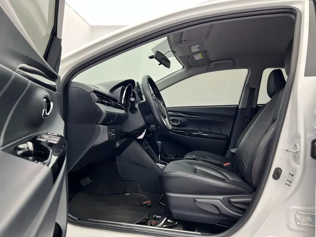 Toyota Yaris L — фото 20