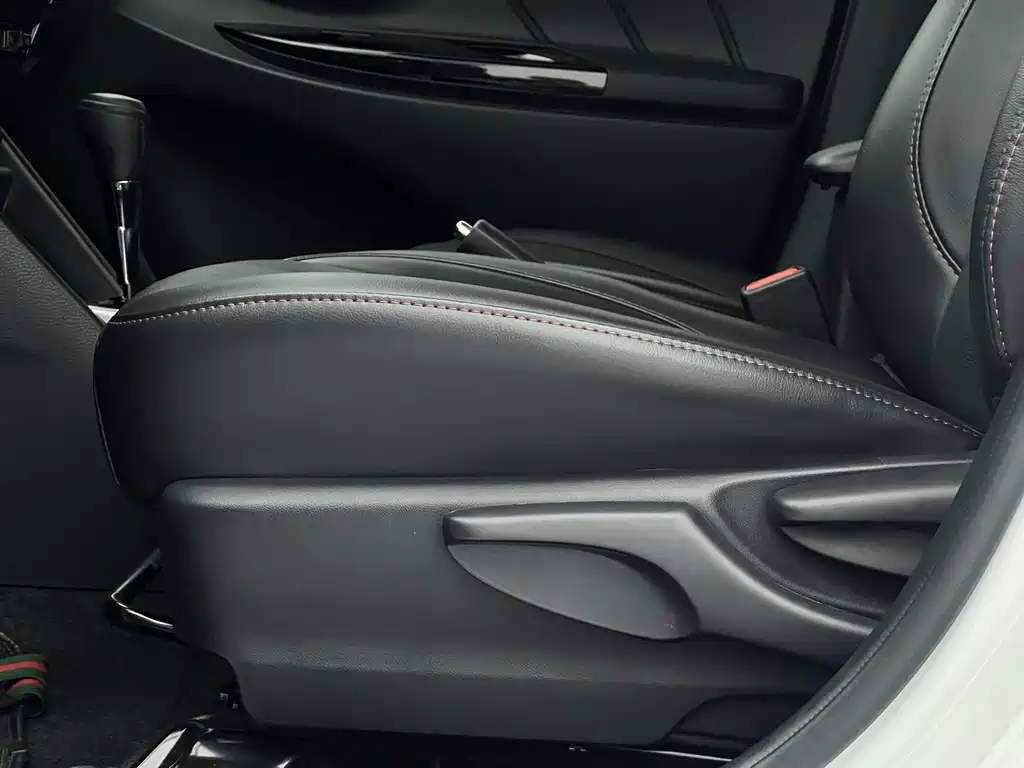 Toyota Yaris L — фото 21