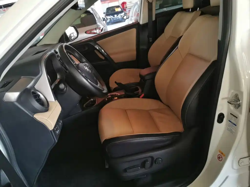 Toyota RAV4 — фото 14