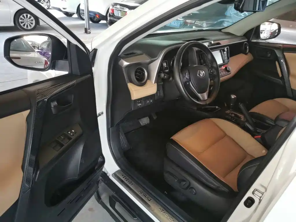 Toyota RAV4 — фото 15