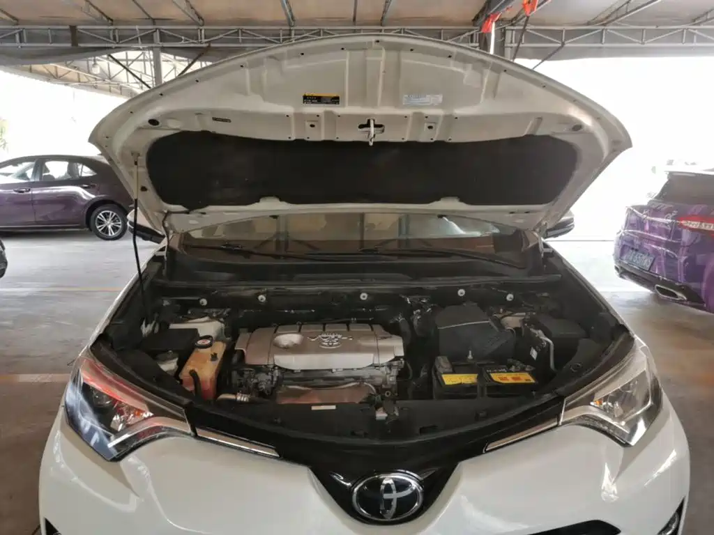 Toyota RAV4 — фото 19