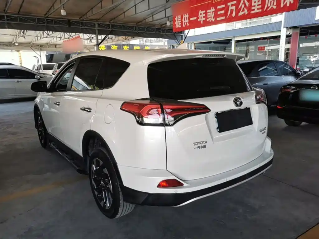 Toyota RAV4 — фото 4