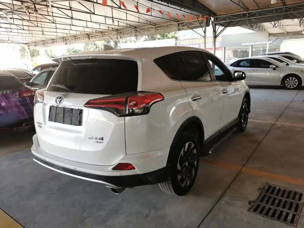 Toyota RAV4 — фото 6