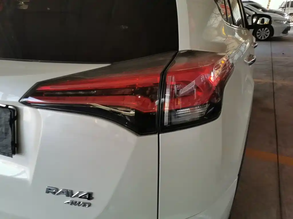Toyota RAV4 — фото 7