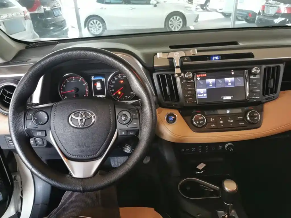 Toyota RAV4 — фото 9